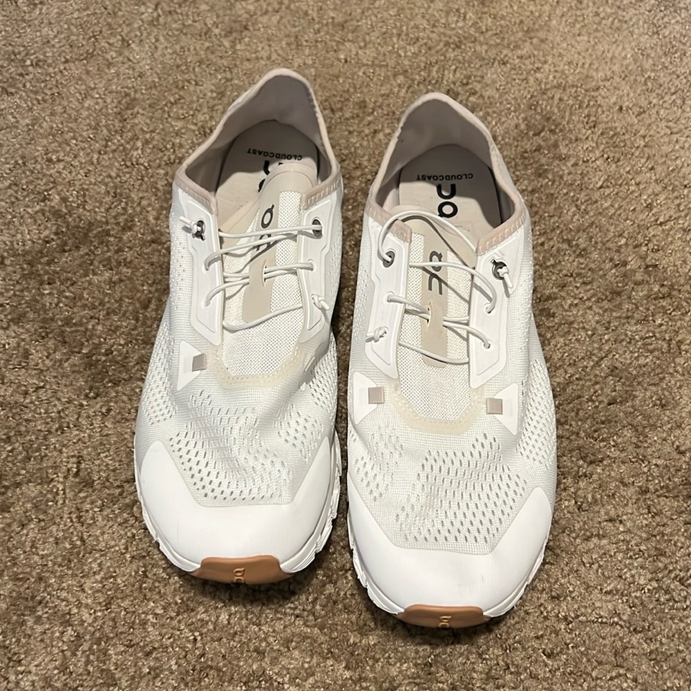 NWOT ON running Cloud Coast Travel shoes